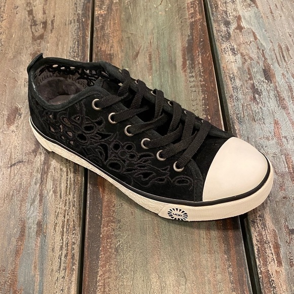 UGG Evera Sneakers Black Floral Cutouts Sz 5 Womens Comfort Tennis Shoes 1005801 - Picture 1 of 9
